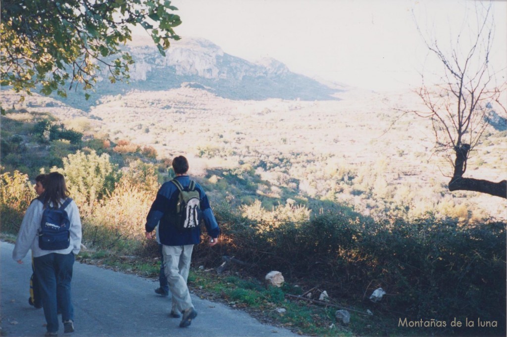 Saliendo de Fleix, delante las laderas de la Sierra del Penyal de Laguar
